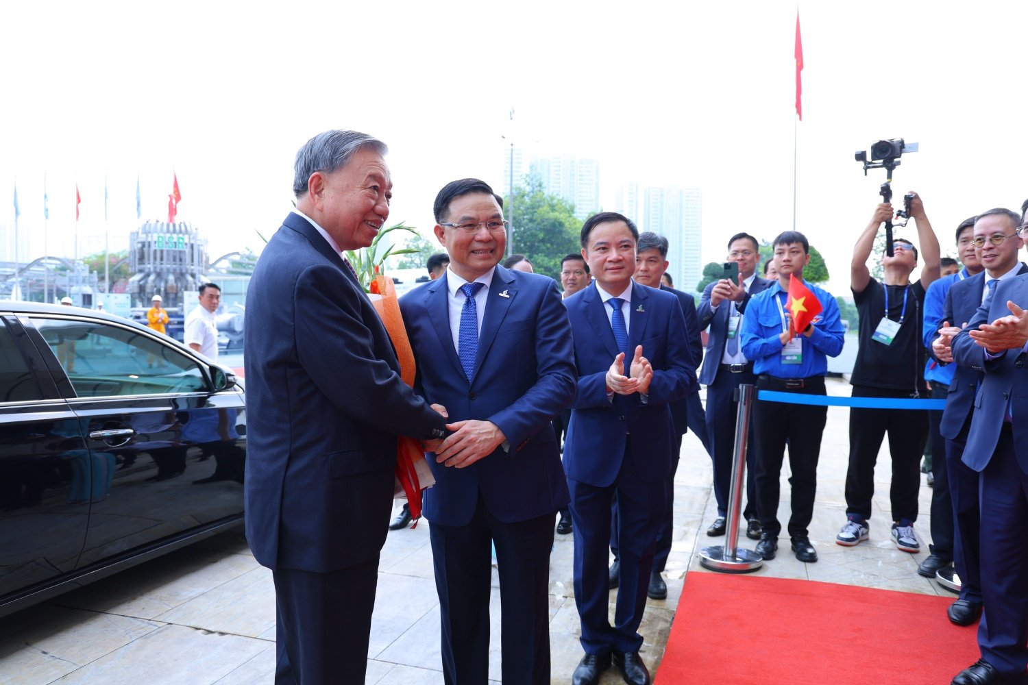 Petrovietnam Party Committee Secretary and Chairman of the Board of Directors Le Manh Hung welcomed General Secretary To Lam to attend the 50th Anniversary of Petrovietnam's establishment (1975 - 2025)